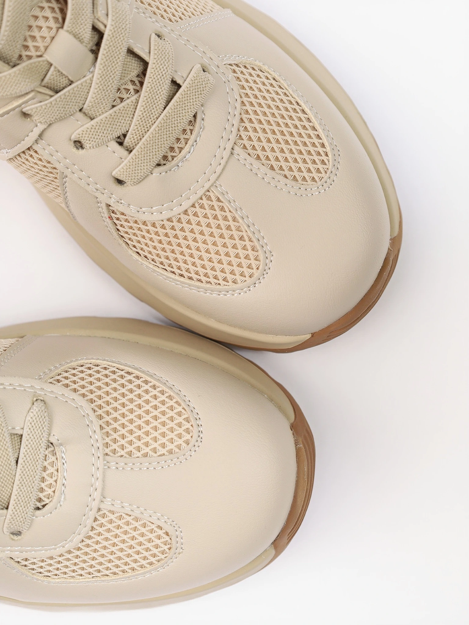 Кроссовки комбинированные бежевого цвета на средней подошве